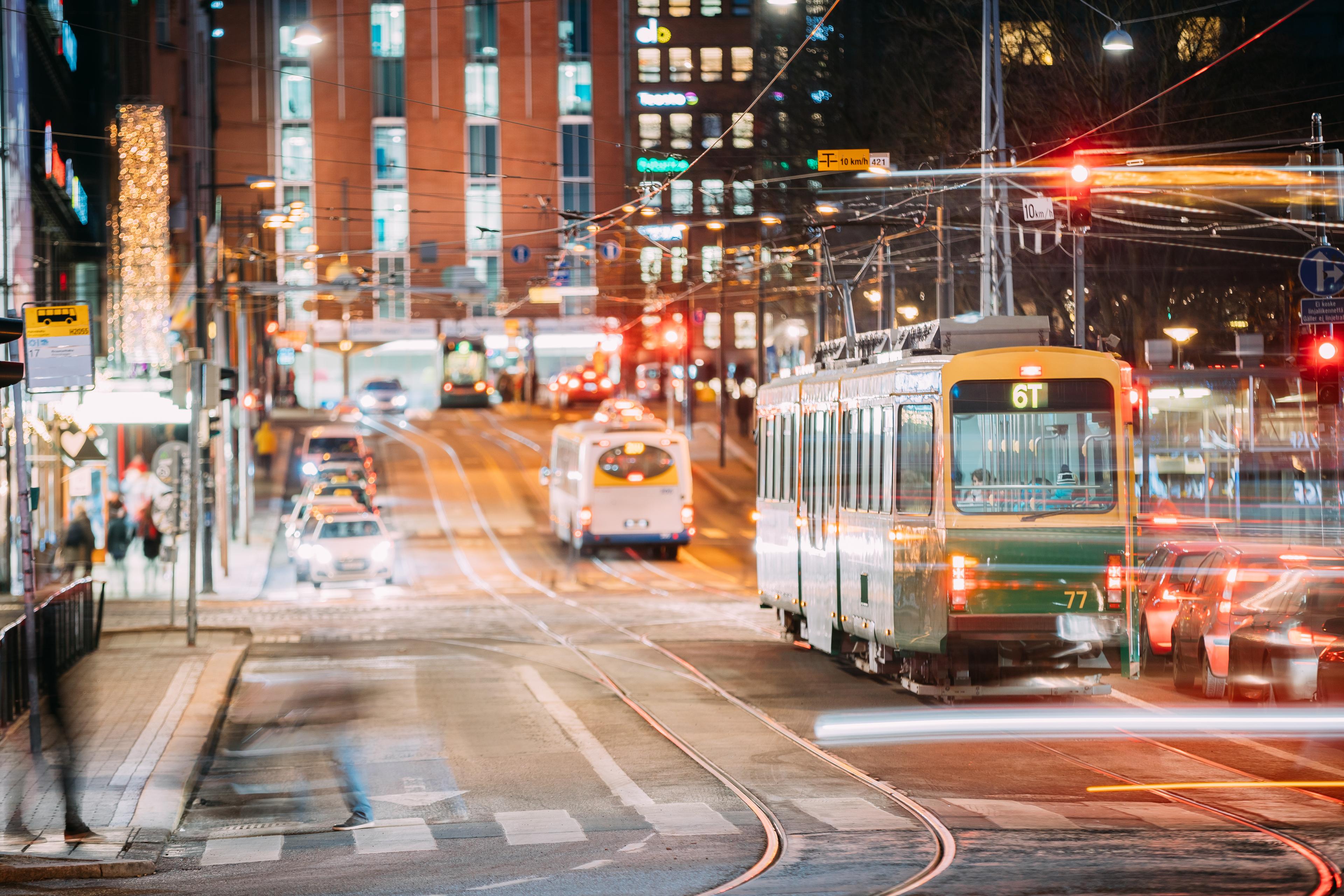 Kaivokatu illalla Helsingissä. Paljon valoja ja liikennettä, etualalla raitiovaunu.